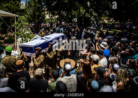 Israelische Soldaten tragen den Sarg des gefallenen Soldaten Omer Smadga werfen während seiner Beerdigung am Freitag, 21. Juni 2024, auf dem Militärfriedhof in Netanya eine Menge Trauer. Smadga starb am Donnerstag im Kampf gegen die Hamas im Gazastreifen. Sein Vater, Oren, sprach über sein Grab und rief die IDF auf, so hart wie möglich zu kämpfen. Mach so hart wie möglich weiter. Hör nicht auf, bis wir gewonnen haben. Das ist meine Botschaft an jeden, der im Kampf ist. Am Israel Hai, Ó. Oren Smadga ist der israelische Judo-Medaillengewinner der Olympischen Spiele 1992 in Barcelona und der Cu Stockfoto