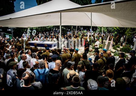 Die Trauernden versammeln sich um den Sarg des gefallenen Soldaten Omer Smadga während seiner Beerdigung auf dem Militärfriedhof in Netanya am Freitag, den 21. Juni 2024. Smadga starb am Donnerstag im Kampf gegen die Hamas im Gazastreifen. Sein Vater, Oren, sprach über sein Grab und rief die IDF auf, so hart wie möglich zu kämpfen. Mach so hart wie möglich weiter. Hör nicht auf, bis wir gewonnen haben. Das ist meine Botschaft an jeden, der im Kampf ist. Am Israel Hai, Ó. Oren Smadga ist der israelische Judo-Medaillengewinner der Olympischen Spiele 1992 in Barcelona und aktueller Trainer der israelischen Mannschaft Stockfoto