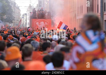 Leipzig, Deutschland. Juni 2024. Fußball, UEFA Euro 2024, Europameisterschaft, Niederlande - Frankreich, Vorrunde, Gruppe D, Spieltag 2. fanmarsch der Niederlande. Quelle: Sebastian Willnow/dpa/Alamy Live News Stockfoto