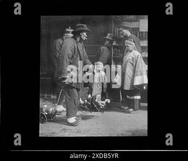 Der Spielzeughändler, Chinatown, San Francisco, Spielzeugverkäufer, Chinatown, San Francisco. Genthe Fotosammlung. Stockfoto