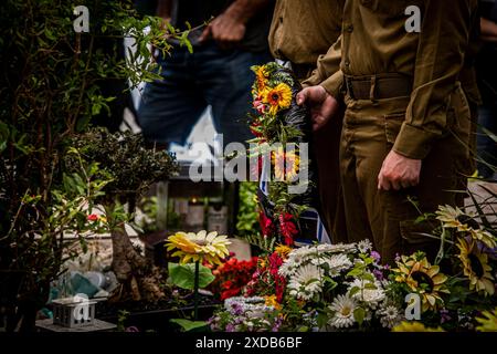 Israelische Soldaten tragen Kränze bei der Beerdigung des gefallenen Soldaten Omer Smadga auf dem Militärfriedhof in Netanya am Freitag, 21. Juni 2024. Smadga starb am Donnerstag im Kampf gegen die Hamas im Gazastreifen. Sein Vater, Oren, sprach über sein Grab und rief die IDF auf, so hart wie möglich zu kämpfen. Mach so hart wie möglich weiter. Hör nicht auf, bis wir gewonnen haben. Das ist meine Botschaft an jeden, der im Kampf ist. Am Israel Hai, Ó. Oren Smadga ist der israelische Judo-Medaillengewinner der Olympischen Spiele 1992 in Barcelona und aktueller Trainer des israelischen Judo Stockfoto