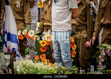 Israelische Soldaten tragen Kränze bei der Beerdigung des gefallenen Soldaten Omer Smadga auf dem Militärfriedhof in Netanya am Freitag, 21. Juni 2024. Smadga starb am Donnerstag im Kampf gegen die Hamas im Gazastreifen. Sein Vater, Oren, sprach über sein Grab und rief die IDF auf, so hart wie möglich zu kämpfen. Mach so hart wie möglich weiter. Hör nicht auf, bis wir gewonnen haben. Das ist meine Botschaft an jeden, der im Kampf ist. Am Israel Hai, Ó. Oren Smadga ist der israelische Judo-Medaillengewinner der Olympischen Spiele 1992 in Barcelona und aktueller Trainer des israelischen Judo Stockfoto