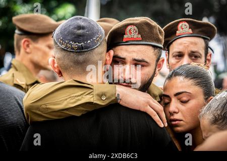 Ein israelischer Soldat umarmt einen Freund während der Beerdigung des gefallenen Soldaten Omer Smadga auf dem Militärfriedhof in Netanya Freitag, 21. Juni 2024. Smadga starb am Donnerstag im Kampf gegen die Hamas im Gazastreifen. Sein Vater, Oren, sprach über sein Grab und rief die IDF auf, so hart wie möglich zu kämpfen. Mach so hart wie möglich weiter. Hör nicht auf, bis wir gewonnen haben. Das ist meine Botschaft an jeden, der im Kampf ist. Am Israel Hai, Ó. Oren Smadga ist der israelische Judo-Medaillengewinner der Olympischen Spiele 1992 in Barcelona und aktueller Trainer des israelischen Jud Stockfoto