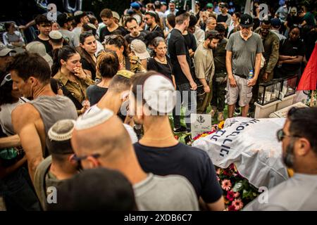 Die Trauernden versammeln sich um das Grab des gefallenen Soldaten Omer Smadga während seiner Beerdigung auf dem Militärfriedhof in Netanya am Freitag, den 21. Juni 2024. Smadga starb am Donnerstag im Kampf gegen die Hamas im Gazastreifen. Sein Vater, Oren, sprach über sein Grab und rief die IDF auf, so hart wie möglich zu kämpfen. Mach so hart wie möglich weiter. Hör nicht auf, bis wir gewonnen haben. Das ist meine Botschaft an jeden, der im Kampf ist. Am Israel Hai, Ó. Oren Smadga ist der israelische Judo-Medaillengewinner der Olympischen Spiele 1992 in Barcelona und aktueller Trainer des israelischen Ju Stockfoto