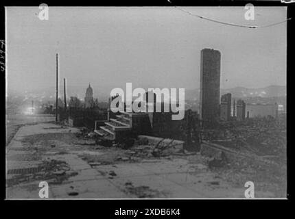 Schritte, die ins nichts führen (nach dem Feuer). Genthe Fotosammlung. Stockfoto