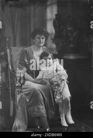 Rockefeller, John D., Jr., Mrs. Und Son David, Hochformat. Genthe Fotosammlung. Stockfoto