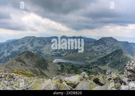 Der Bucura-See liegt inmitten der sanften Hügel im Retezat-Nationalpark, Rumänien Stockfoto