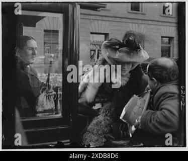Bernhardt, Sarah, in San Francisco nach dem Erdbeben und dem Brand von 1906. Genthe Fotosammlung. Stockfoto