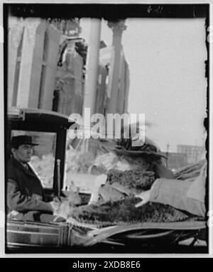 Bernhardt, Sarah, in San Francisco nach dem Erdbeben und dem Brand von 1906. Genthe Fotosammlung. Stockfoto