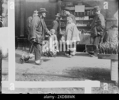 Der Spielzeughändler, Chinatown, San Francisco, Spielzeugverkäufer, Chinatown, San Francisco. Genthe Fotosammlung. Stockfoto