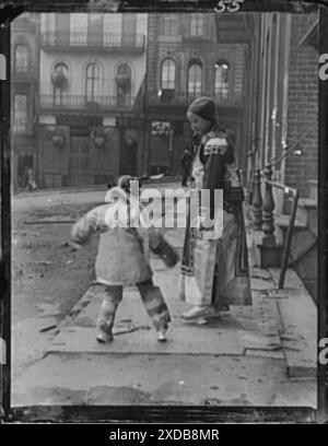 Für einen formellen Besuch gekleidet, Chinatown, San Francisco, formelles Kleid, Chinatown, San FranciscoNear Portsmouth Square, Chinatown, San Francisco. Genthe Fotosammlung. Stockfoto