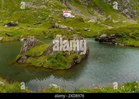 Ein atemberaubender Blick auf die Berge in der Nähe des Balea Sees in Rumänien Stockfoto