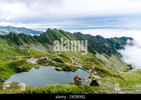 Ein atemberaubender Blick auf die Berge in der Nähe des Balea Sees in Rumänien Stockfoto