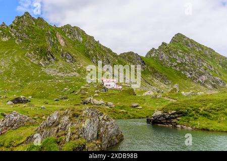 Ein atemberaubender Blick auf die Berge in der Nähe des Balea Sees in Rumänien Stockfoto