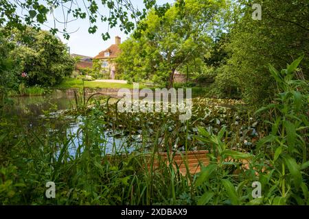 Blick über den Teich nach Charleston Farmhouse, Großbritannien. Die Heimat von Vanessa Bell und Duncan Grant von der Bloomsbury Group in East Sussex. Stockfoto