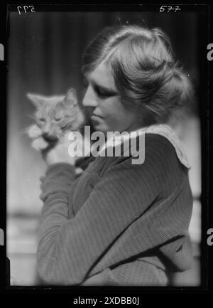 Barhyte, Marion, Miss, mit Buzzer, der Katze, Porträtfoto. Genthe Fotosammlung. Stockfoto