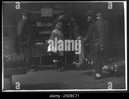 Der Spielzeughändler, Chinatown, San Francisco, Spielzeugverkäufer, Chinatown, San Francisco. Genthe Fotosammlung. Stockfoto