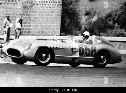 30. April 1955, Rom, Italien: Der legendäre Mercedes Benz 300 SLR N 658 während des Mille Miglia Straßenrennens 1955 mit F1-Champion JUAN MANUEL FANGIO. Die Mille Miglia 1955 war ein 1.000 km langes Rennen auf einer Strecke, die ausschließlich aus öffentlichen Straßen in Italien bestand (Credit Image: © Keystone Press Agency/ZUMA Press Wire). NUR REDAKTIONELLE VERWENDUNG! Nicht für kommerzielle ZWECKE! Stockfoto