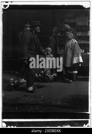 Der Spielzeughändler, Chinatown, San Francisco, Spielzeugverkäufer, Chinatown, San Francisco. Genthe Fotosammlung. Stockfoto