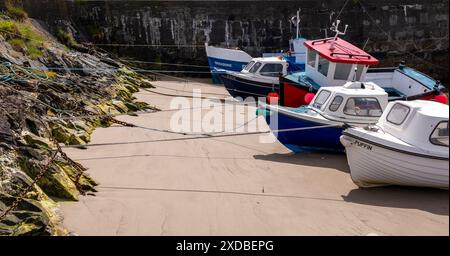 Juni 2024.Portsoy Harbour, Aberdeenshire, Schottland. Dies ist eine Reihe von kleinen Freizeit- und Fischerbooten, die im Hafen gebunden sind und an der san anlegen Stockfoto