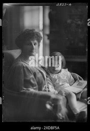 Rockefeller, John D., Jr., Mrs. Und Son David, Hochformat. Genthe Fotosammlung. Stockfoto