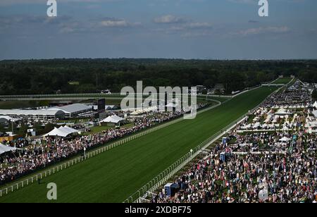 21. Juni 2024; Ascot Racecourse, Berkshire, England: Royal Ascot Horse Racing, Tag 4; Ascot Racecourse in der Sonne gebadet Stockfoto