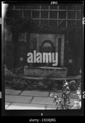 Brunnen in einem Innenhof, New Orleans oder Charleston, South Carolina. Genthe Fotosammlung. Stockfoto