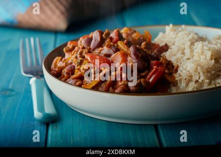 Scharfe Chili mit weißem Reis. Stockfoto