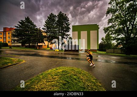 Zbysov, Tschechische Republik. Juni 2024. Sturmwolken und eintretender Regen in Zbysov bei Brünn, Tschechische Republik, 21. Juni 2024. Quelle: Patrik Uhlir/CTK Photo/Alamy Live News Stockfoto