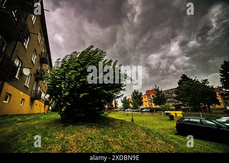 Zbysov, Tschechische Republik. Juni 2024. Sturmwolken und eintretender Regen in Zbysov bei Brünn, Tschechische Republik, 21. Juni 2024. Quelle: Patrik Uhlir/CTK Photo/Alamy Live News Stockfoto