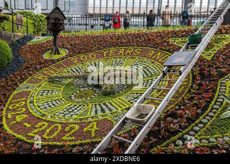 Berühmte historische Blumenuhr in Princes Street Gardens, fast bereit zum 200. Jubiläum der RNLI, Edinburgh, Schottland, Großbritannien Stockfoto