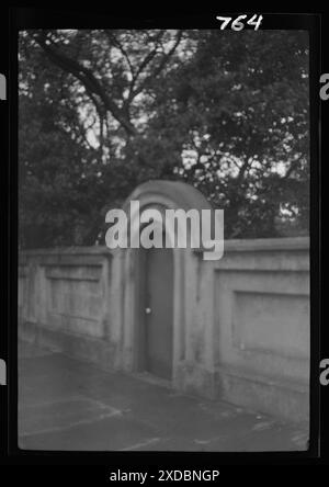 Bogengang in einer freistehenden Mauer, New Orleans oder Charleston, South Carolina. Genthe Fotosammlung. Stockfoto