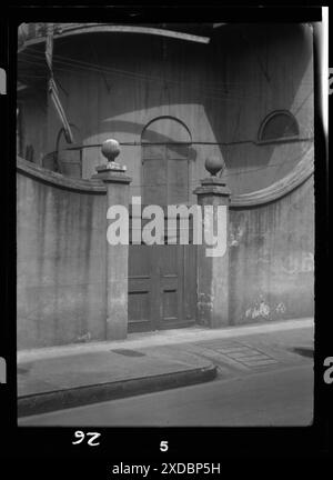 Äußerer Hof der alten Louisiana Bank, 401 Royal Street, New Orleans. Genthe Fotosammlung. Stockfoto