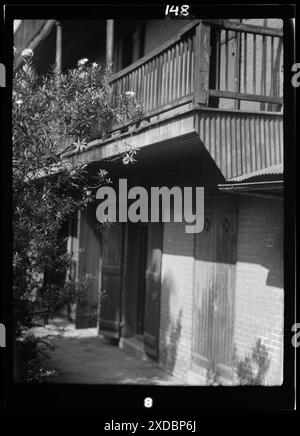 Innenhof und Wohngebäude (möglicherweise Hermann-Grima House, 820 St. Louis Street), New Orleans. Genthe Fotosammlung. Stockfoto