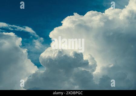 Cloudscape hat sich in wunderbarer Form entwickelt. Riesiger blauer Himmel und Wolkenhimmel Hintergrund Stockfoto