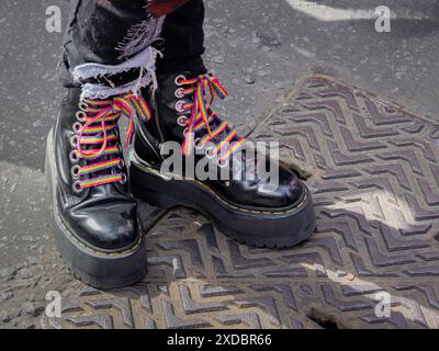 Schwarze Stiefel mit regenbogenförmigen Schnürsenkeln bei Nottingham Pride Parade, LGBTQ-Feier, stylische Streetmode, Vielfalt und Einheit in Großbritannien Stockfoto