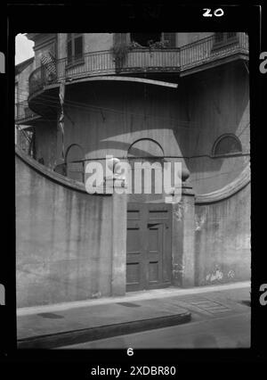 Äußerer Hof der alten Louisiana Bank, 401 Royal Street, New Orleans. Genthe Fotosammlung. Stockfoto