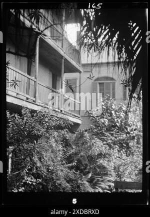 Courtyard (möglicherweise des Hermann-Grima House, 820 St. Louis Street), New Orleans. Genthe Fotosammlung. Stockfoto