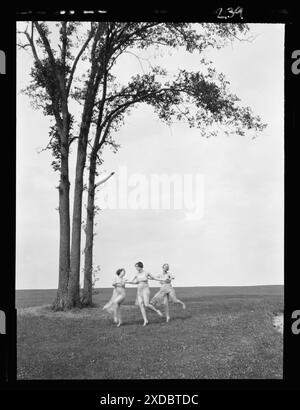 Nicht identifizierte Tänzer, vielleicht Elizabeth Duncan Tänzer. Genthe Fotosammlung. Stockfoto