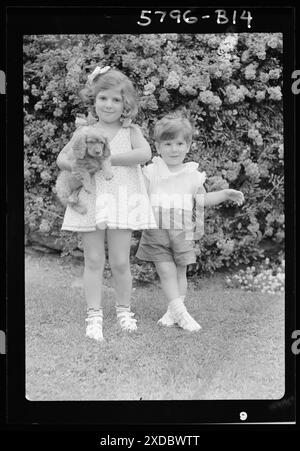 Javits, Benjamin, Kinder von, mit Hund, stehen draußen. Genthe Fotosammlung. Stockfoto