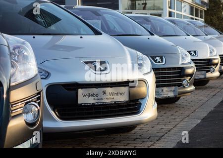 ROSKILDE, DÄNEMARK - 30. OKTOBER 2014: Peugeot 308 Fahrzeuge im Händlerbetrieb in Roskilde vorgestellt, Frontteile mit Kühlergrill Stockfoto