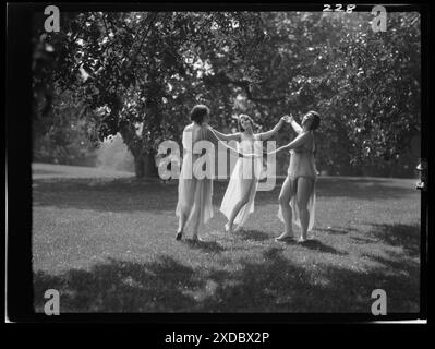 Nicht identifizierte Tänzer, vielleicht Elizabeth Duncan Tänzer. Genthe Fotosammlung. Stockfoto
