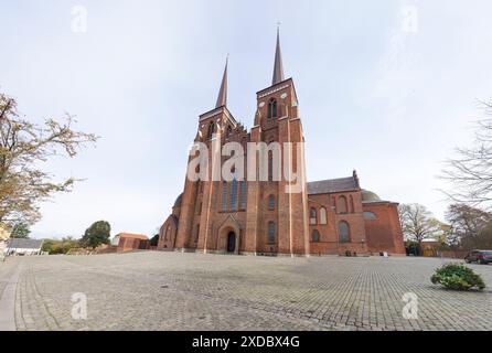 ROSKILDE, DÄNEMARK - 30. OKTOBER 2014: Ultraweitwinkelbild der Kathedrale von Roskilde in Dänemark Stockfoto