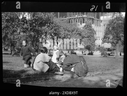 Ein Picknick am Portsmouth Square, Chinatown, San Francisco. Genthe Fotosammlung. Stockfoto