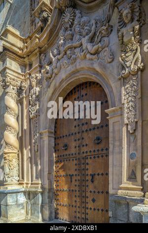 Pfarrkirche von Santiago, erbaut auf einer islamischen Moschee, aus dem 15. Jahrhundert, Kulturgut der Stadt Orihuela, Alicante, Spanien, EU Stockfoto