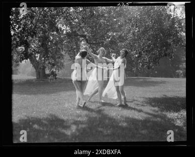 Nicht identifizierte Tänzer, vielleicht Elizabeth Duncan Tänzer. Genthe Fotosammlung. Stockfoto