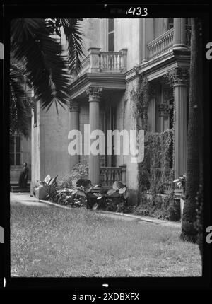 Mehrstöckiges Haus, möglicherweise im Garden District, New Orleans, Säulen, Palmen und Balkone, New Orleans. Genthe Fotosammlung. Stockfoto