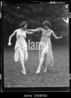 Nicht identifizierte Tänzer, vielleicht Elizabeth Duncan Tänzer. Genthe Fotosammlung. Stockfoto