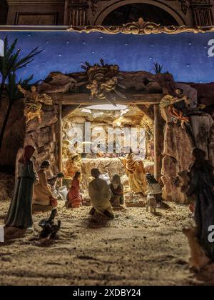 Portal de Belén in der Stadt Orihuela mit Dekorationen und Weihnachtslichtern und blauem Sternenhimmel, Alicante, Valencianische Gemeinschaft, Spanien, Europa Stockfoto