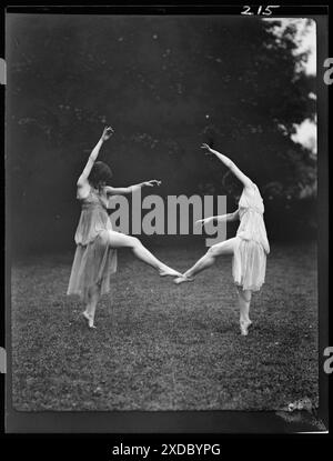 Nicht identifizierte Tänzer, vielleicht Elizabeth Duncan Tänzer. Genthe Fotosammlung. Stockfoto